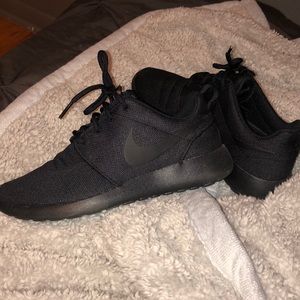 Black Nike Rosche